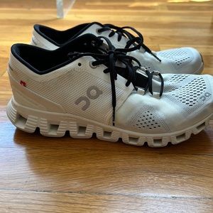 Women’s OncloudX sneakers, size 7.5
